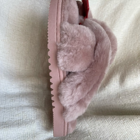 NWT. Dluxe by Dearfoam pink Genuine Shearling Criss Cross Top Slide On Slippers - Picture 7 of 11